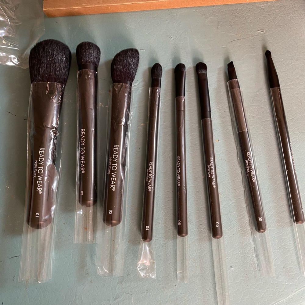 READY TO WEAR NEW YORK MAKEUP BRUSH SET PROFESSIONAL NUMBERED TO HELP YOU BNIB